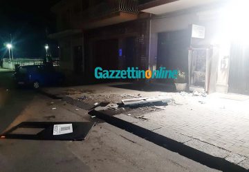 Riposto, ordigno esplode nella notte al tabacchi di viale Amendola: distrutto erogatore sigarette VIDEO