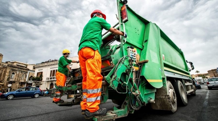 Emergenza rifiuti a Catania, Pogliese: “Raccolta totale in 5 giorni e avvio immediato del porta a porta”