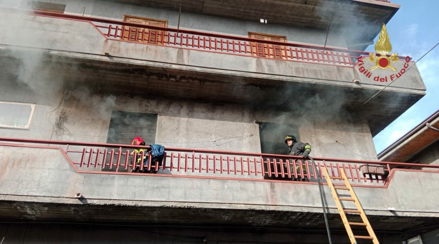 Randazzo,  paura per un incendio divampato in una abitazione di via Saitta