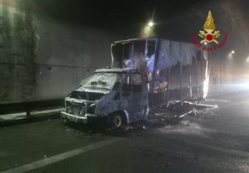 A fuoco un furgone sulla Tangenziale di Catania