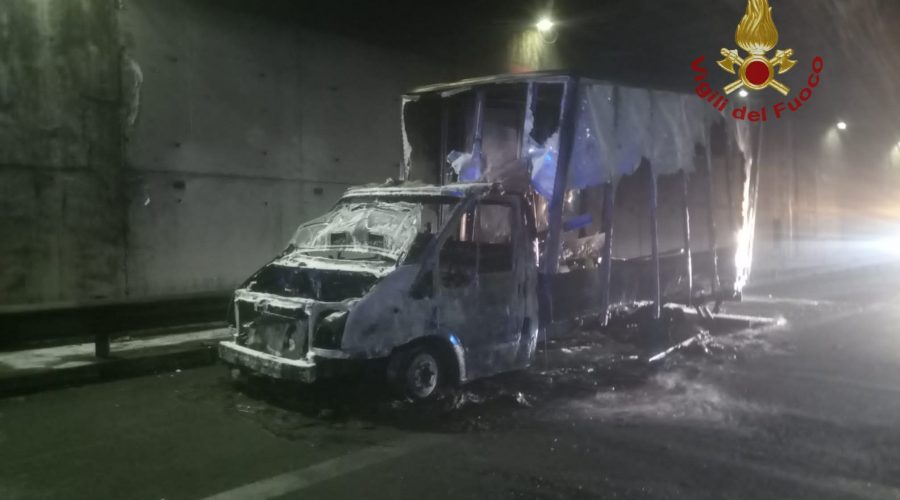 A fuoco un furgone sulla Tangenziale di Catania