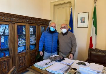 Riposto, donati arredi ludici alla Quasimodo
