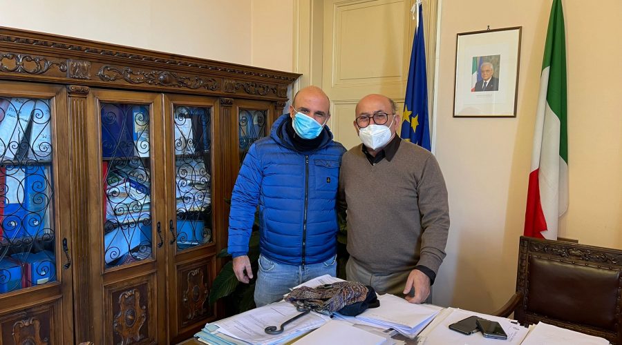 Riposto, donati arredi ludici alla Quasimodo