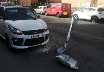 Cade un palo della luce e colpisce tre auto. Intervento dei Vigili del fuoco