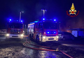 Catania, vasto incendio in un parcheggio, a fuoco decine di mezzi