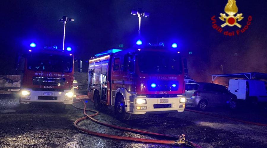 Catania, vasto incendio in un parcheggio, a fuoco decine di mezzi