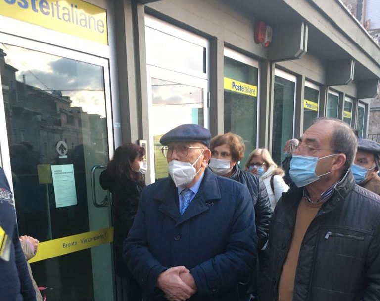 Ennesima fila alle Poste e scoppia la protesta a Bronte