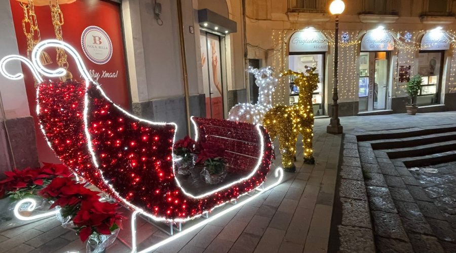 Luminarie natalizie a Giarre: fioccano le polemiche per i ritardi