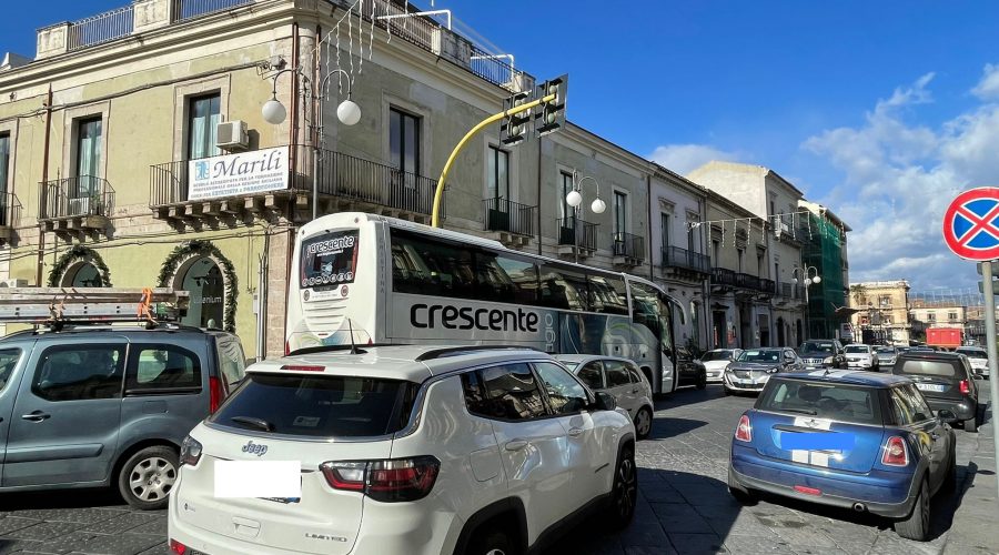 Giarre paralizzata dal traffico. Bus parcheggiato in controsenso su via Callipoli. Vigili inesistenti