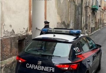 Butta fuori gli ospiti e cerca di strangolare la moglie: arrestato