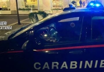 Fucile e pistola in camera da letto: denunciati due fratelli
