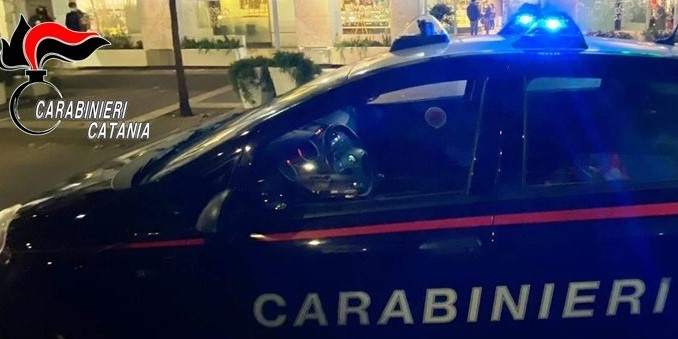 Fucile e pistola in camera da letto: denunciati due fratelli