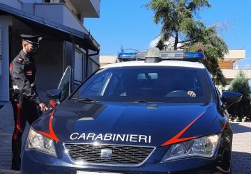 Insulta e minaccia i militari che stanno soccorrendo dei feriti: denunciato
