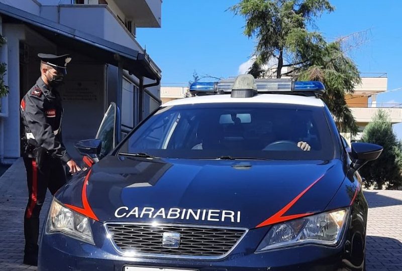 Insulta e minaccia i militari che stanno soccorrendo dei feriti: denunciato