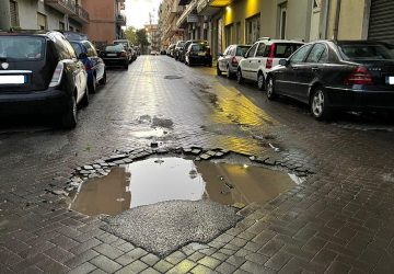 Allarme buche a Giarre. Cittadini esasperati: "Il Comune intervenga subito"