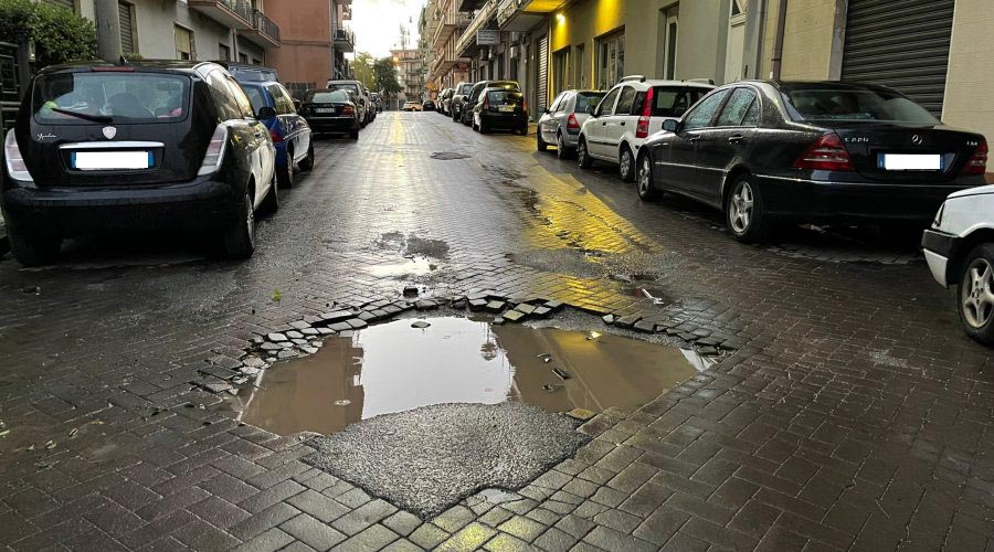 Allarme buche a Giarre. Cittadini esasperati: “Il Comune intervenga subito”