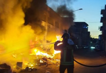 Catania, incendio in una vasta discarica abusiva