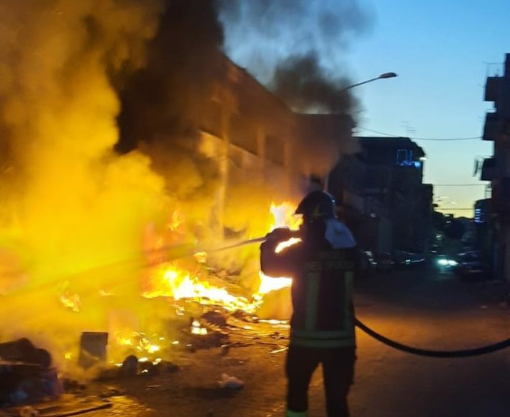 Catania, incendio in una vasta discarica abusiva