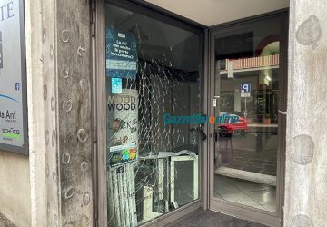 Giarre, a fuoco l'ingresso di un negozio in corso Italia