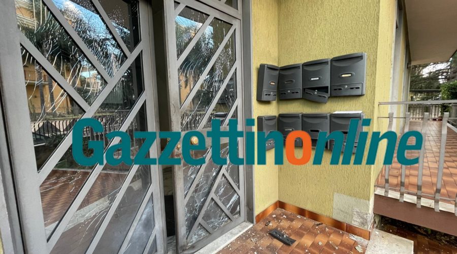 Giarre, ordigno rudimentale fatto esplodere davanti l’ingresso di una palazzina