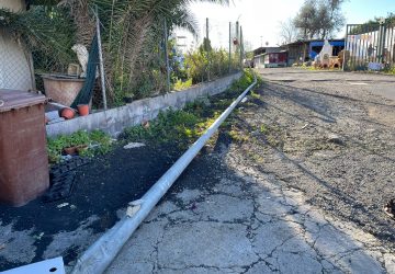 Giarre, auto "abbatte" palo dell'illuminazione sul viale Federico di Svevia