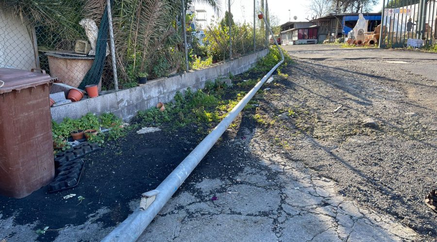 Giarre, auto “abbatte” palo dell’illuminazione sul viale Federico di Svevia