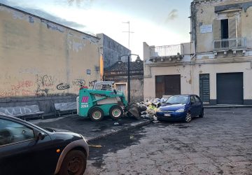 Giarre, avviata la pulizia della cenere in centro. Ripulita l'area esterna dell'ex Pescheria