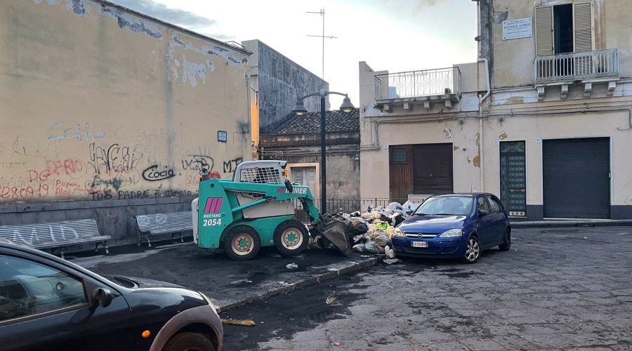 Giarre, avviata la pulizia della cenere in centro. Ripulita l’area esterna dell’ex Pescheria