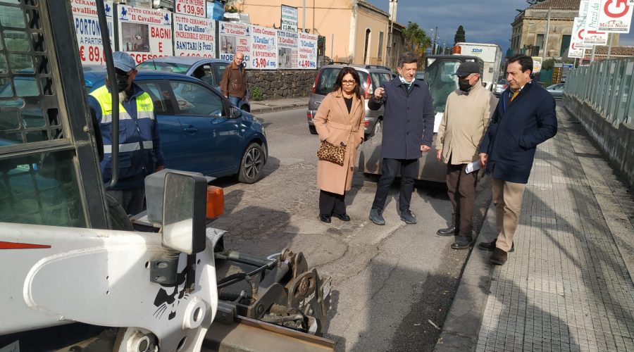 Emergenza buche a Giarre. Al via il primo step con la scarifica di alcuni tratti di strade martoriate