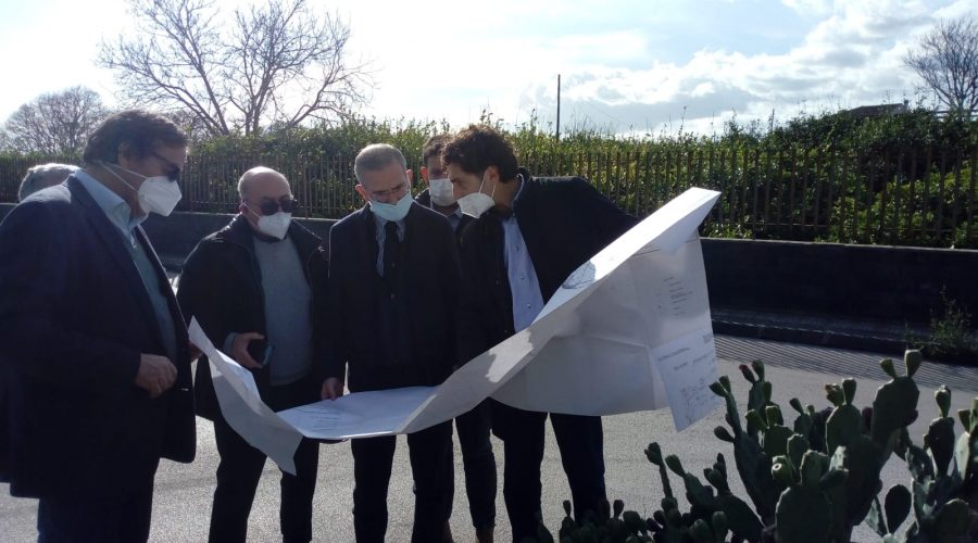 Ricognizione operativa a Riposto dell’assessore regionale alle Infrastrutture Falcone per la  Mareneve e la pista pedo ciclabile sul lungomare