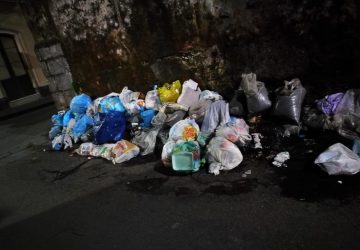 Riposto, la microdiscarica di rifiuti di via La Farina frutto dell'incivilt&agrave;