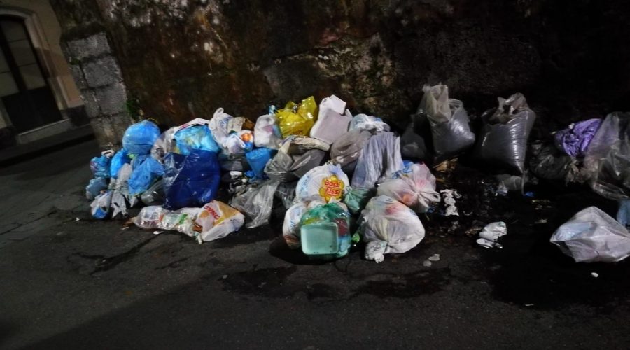 Riposto, la microdiscarica di rifiuti di via La Farina frutto dell’inciviltà
