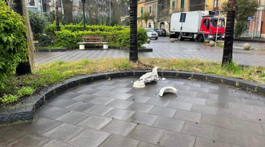 San Leonardello, vandali distruggono un beverino