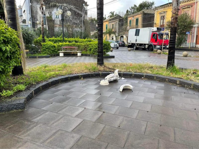San Leonardello, vandali distruggono un beverino