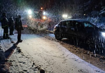 I Vigili del fuoco soccorrono automobilisti a Piano Provenzana
