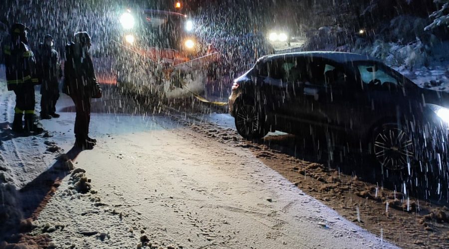 I Vigili del fuoco soccorrono automobilisti a Piano Provenzana