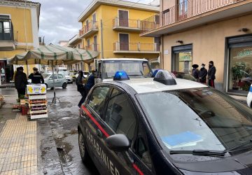 Ambulantato selvaggio, controlli Cc e Polizia locale: sequestatrata la merce ad un operatore in corso Sicilia