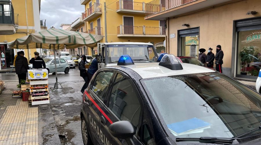 Ambulantato selvaggio, controlli Cc e Polizia locale: sequestrata la merce ad un operatore in corso Sicilia