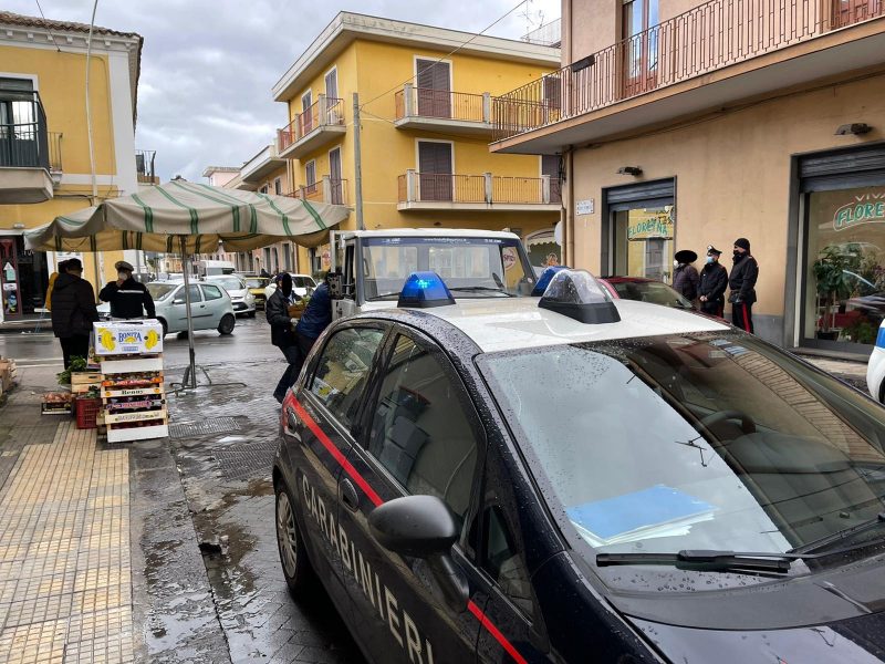 Ambulantato selvaggio, controlli Cc e Polizia locale: sequestrata la merce ad un operatore in corso Sicilia