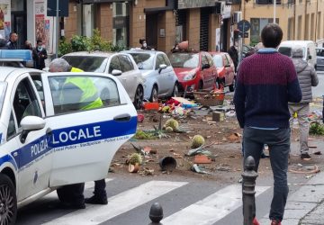 Catania, donna nuda lancia tutto dal terzo piano e paralizza la via Etnea