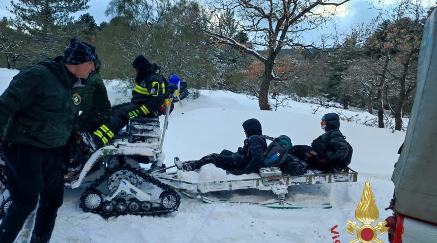 Linguaglossa, due giovani sorpresi da una bufera di neve. Salvati dai Vigili del fuoco