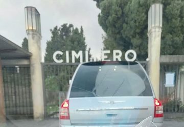 Giarre, carro funebre con feretro bloccato davanti al cancello chiuso del cimitero