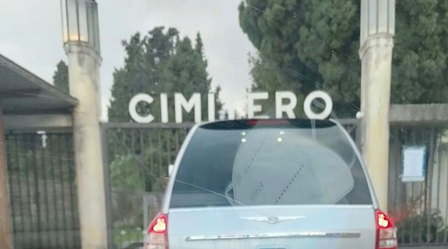 Giarre, carro funebre con feretro bloccato davanti al cancello chiuso del cimitero