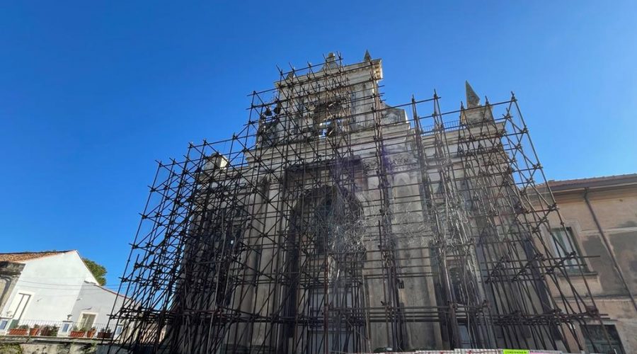 San Leonardello, sopralluogo nella chiesa inagibile della frazione: “Progetto per riaprire l’edificio sacro”