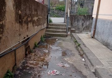 Giarre, alloggi popolari di via Silvio Pellico, sgorgano i liquami a ridosso della case. Il Comune tace