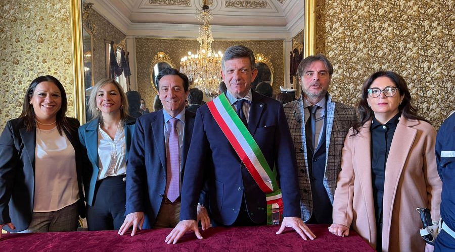 Giarre, il sindaco promette la riduzione delle indennità ma la delibera rimane “congelata”