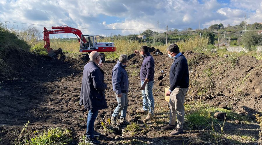 Giarre, sversamento liquami fognari nel torrente Macchia: occorre rimuovere 140mt di tubazione