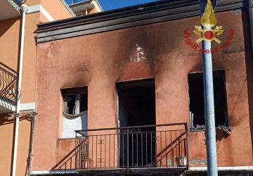 In fiamme una abitazione a Calatabiano: ricoverato in prognosi riservata il proprietario