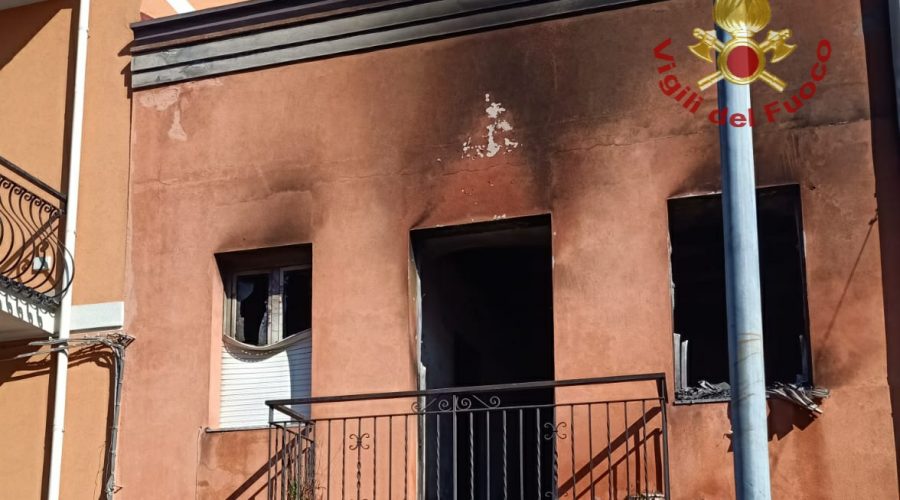 In fiamme una abitazione a Calatabiano: ricoverato in prognosi riservata il proprietario