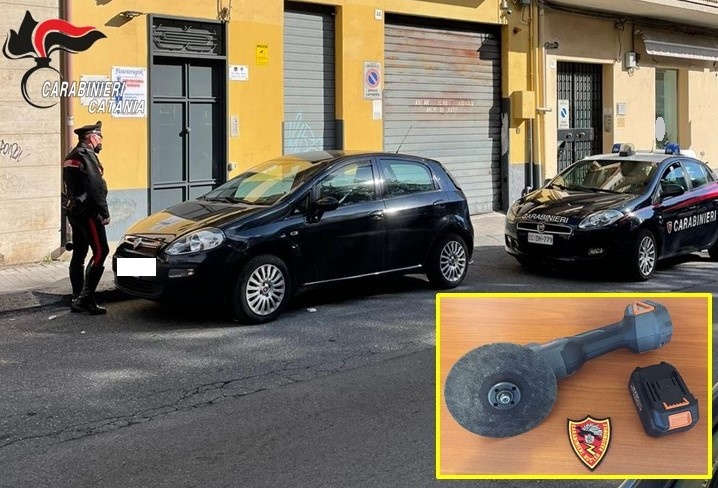 Acireale, un’auto che fa “scintille”: arrestato